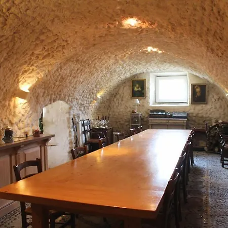 Le Vieux Castel לינה וארוחת בוקר Roumoules