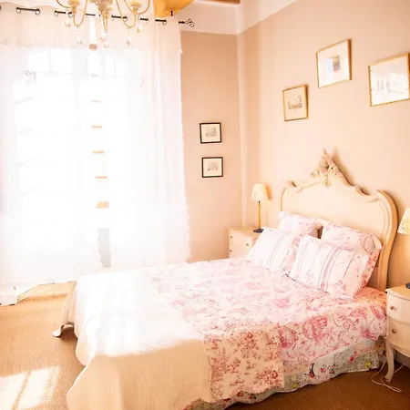 לינה וארוחת בוקר Le Vieux Castel 3*